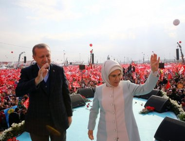 Τουρκία: Σε «παροξυσμό» οι οπαδοί του Ερντογάν λίγο πριν το δημοψήφισμα - «Ναι» και στη θανατική ποινή (φωτό, βίντεο)